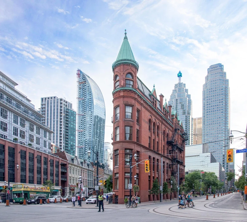 Gray Line Toronto hero showcasing Ontario experiences including iconic Toronto landmarks, fall foliage, and scenic adventures from the city